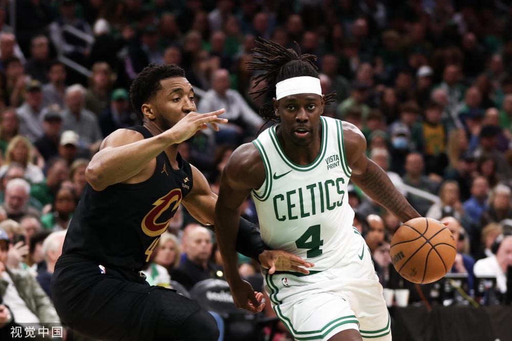 方面表现突 方面表现突